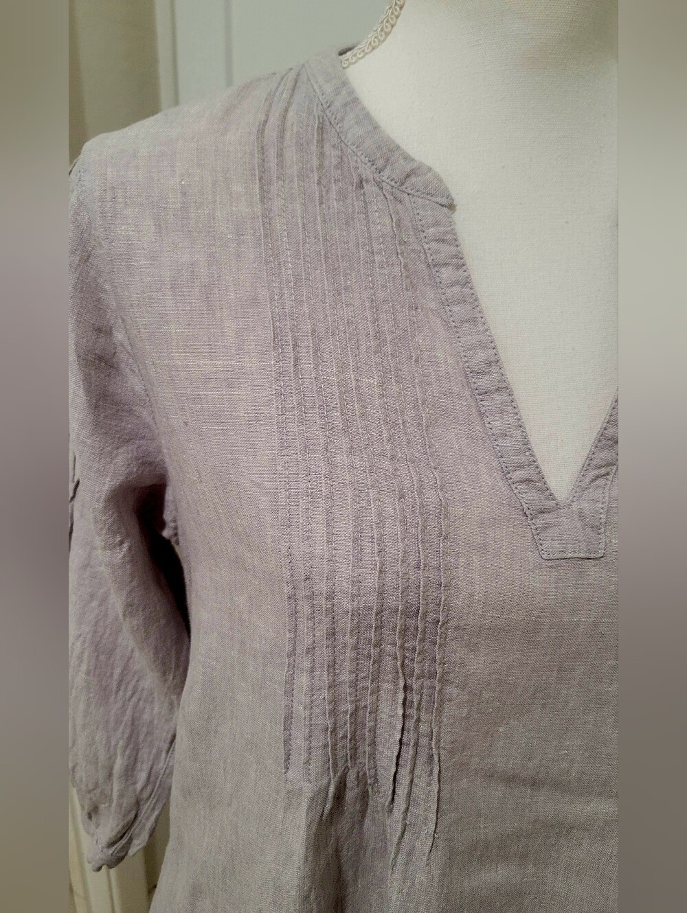 Tahari 100% Linen Light Gray Long Sleeve Pintuck Tunic Top | Size Medium - Picture 4 of 8
